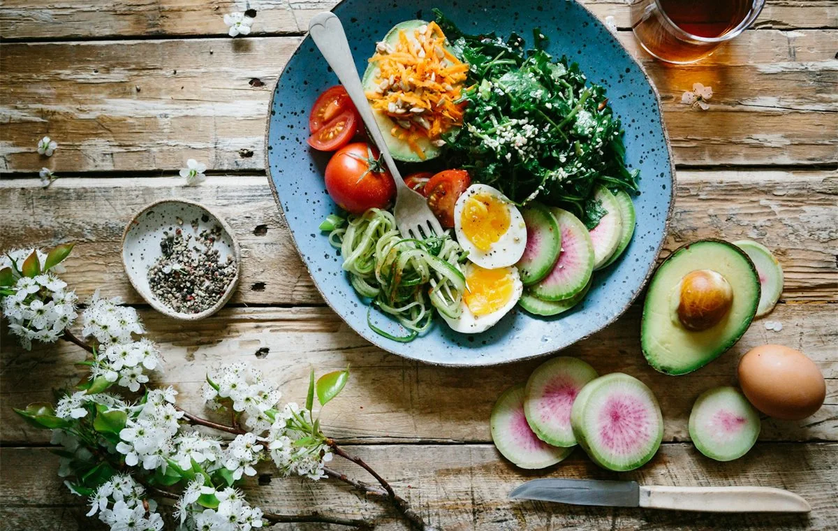 بشقاب متعادل شامل سبزیجات، تخم‌مرغ و مواد غذایی تازه